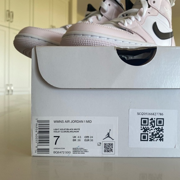 Wmns Air Jordan 1 Mid (BNIB) - Picture 8 of 9